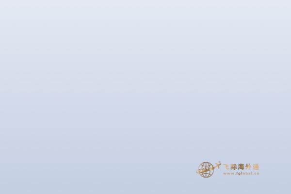 綠色的草坪和樹(shù)林，以及遠(yuǎn)處的城堡